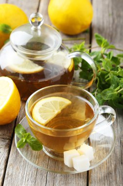 Bir fincan naneli ve limonlu çay.