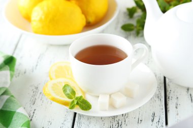 Bir fincan naneli ve limonlu çay.