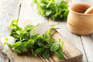 Gri ahşap zemin üzerine taze nane