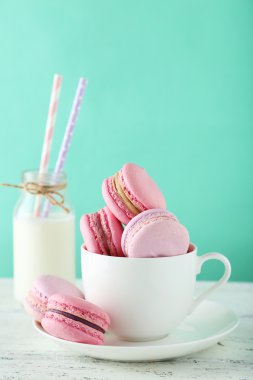 Fransız macarons Kupası Beyaz ahşap zemin üzerinde