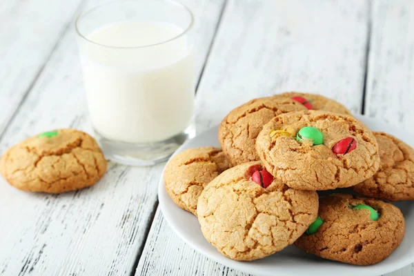 Biscotti con caramelle colorate e latte — Foto Stock