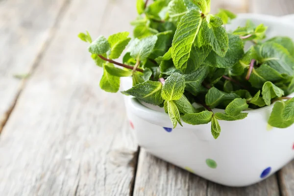 Menta fresca en tazón — Foto de Stock