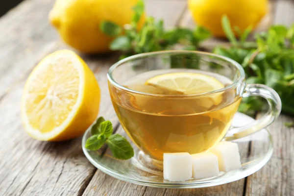 Taza de té con menta y limón — Foto de Stock