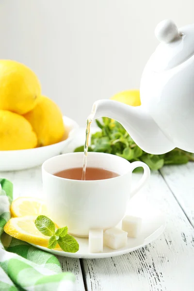 Verter té en una taza de té — Foto de Stock