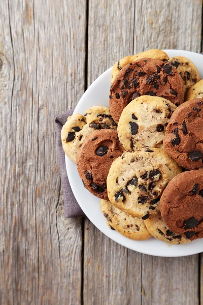 Chocolate chip cookies on plate — Stock Photo, Image