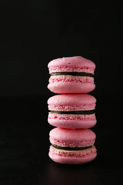Французька рожевий macarons на чорному фоні — стокове фото