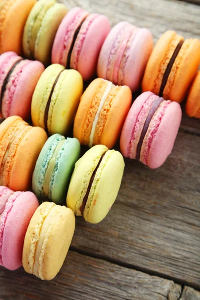 Macarons colorés français sur fond bois gris — Photo