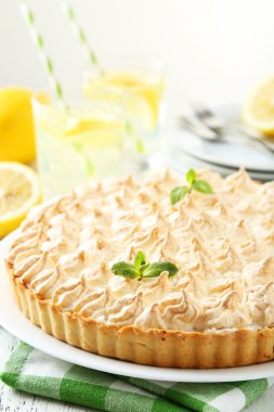 Limon kremalı pasta plaka üzerinde beyaz ahşap zemin üzerinde