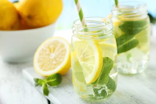 Beyaz ahşap zemin üzerinde limonlu taze limonata — Stok fotoğraf