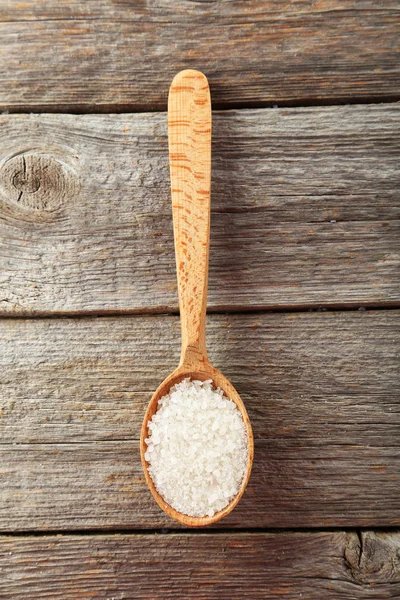 Sel marin dans une cuillère en bois — Photo