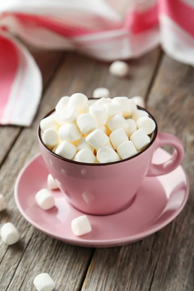 Marshmallows in pink cup — Stock Photo, Image