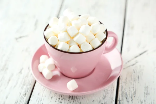 Marshmallows in pink cup — Stock Photo, Image