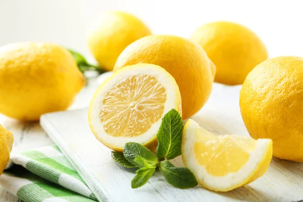 Lemons on cutting board — Stock Photo, Image