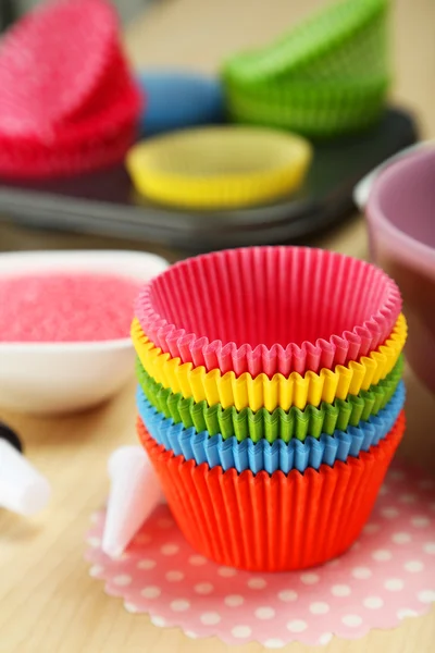 Étuis à cupcakes colorés vides Image En Vente