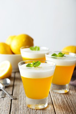 Lezzetli limon jöle içinde gözlük