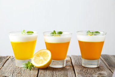 Lezzetli limon jöle içinde gözlük