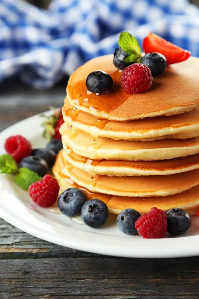 Heerlijke pannenkoeken met bessen — Stockfoto