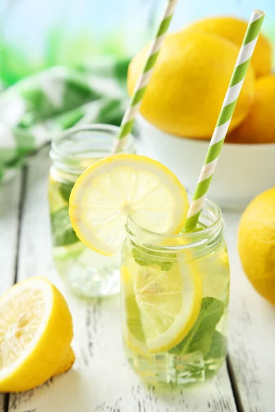 Свежий лимонад с лимоном — стоковое фото