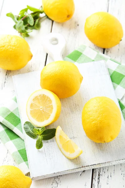 Lemons on cutting board — Stock Photo, Image