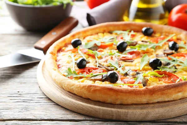 Frische leckere Pizza — Stockfoto