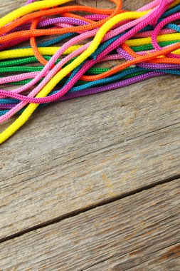 ahşap zemin üzerine ipler