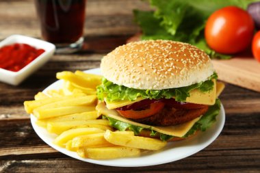 Plaka üzerinde taze burger