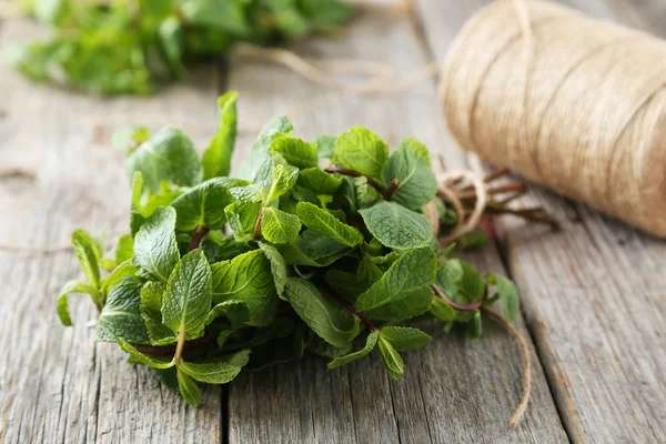 Menta fresca sobre fondo de madera — Foto de Stock