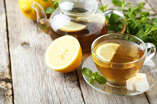 Tasse Tee mit Minze und Zitronen — Stockfoto
