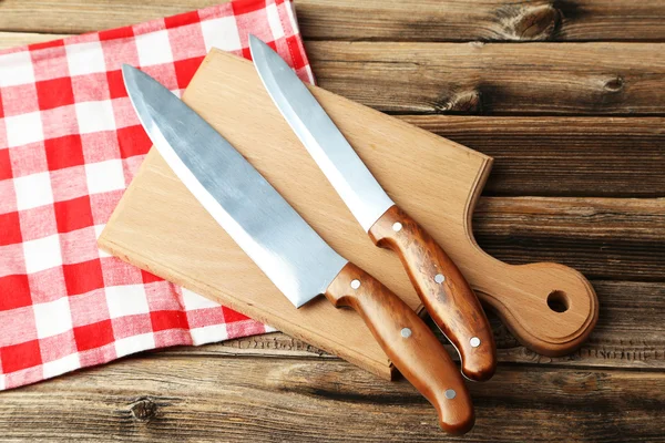 Kitchen knifes on cutting board — Stock Photo, Image