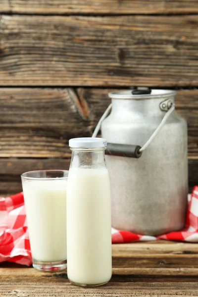 Może i szklankę mleka — Zdjęcie stockowe