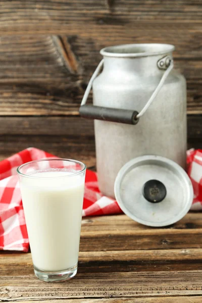 Lata y vaso de leche — Foto de Stock