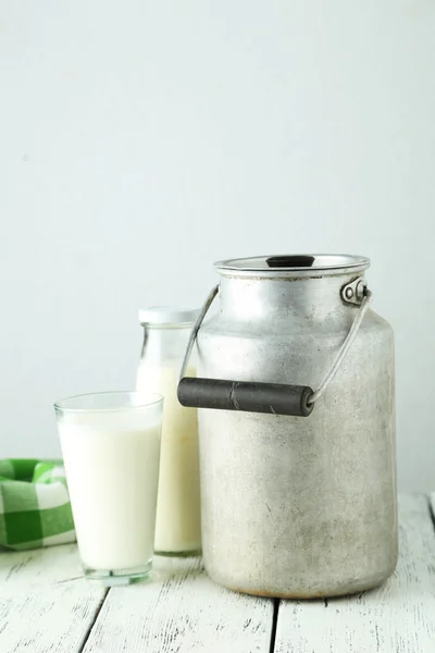 Lata y vaso de leche — Foto de Stock