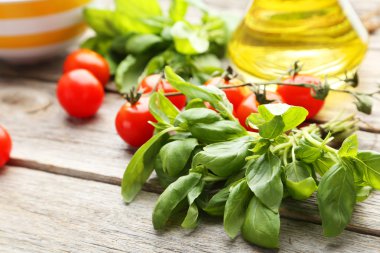 domates ve fesleğen yaprağı