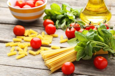 Lazanya, fesleğen ve domates