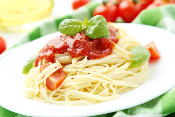 Domates ve fesleğenli spagetti. — Stok fotoğraf
