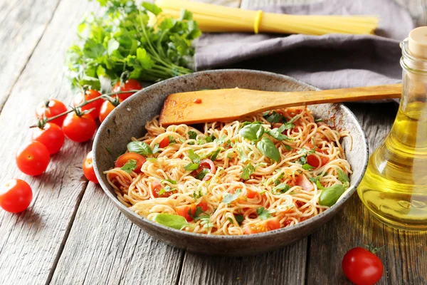 Espaguete com tomate e manjericão — Fotografia de Stock