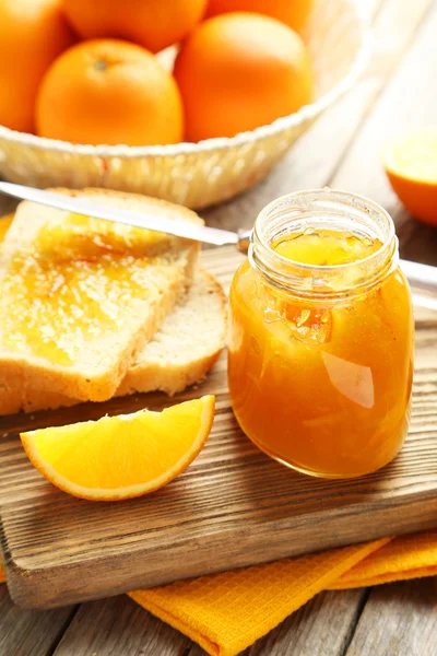Хлеб с апельсиновым джемом — стоковое фото