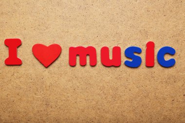 Renkli mıknatıslar yapılan müzik kelimesini seviyorum