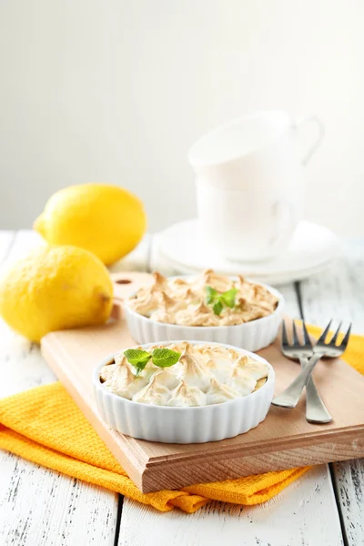 Lemon meringue pie in bowl — Stock Photo, Image