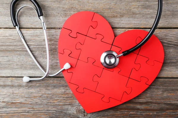 Rode puzzel hart met stethoscoop — Stockfoto