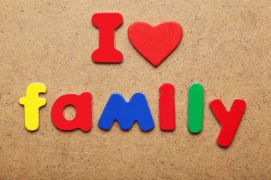 Renkli mıknatıslar yapılan aile sever