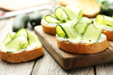 Lezzetli taze bruschetta salatalık ile