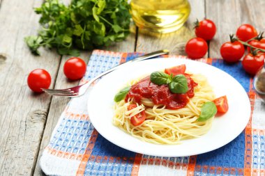 Domates ve fesleğenli spagetti.