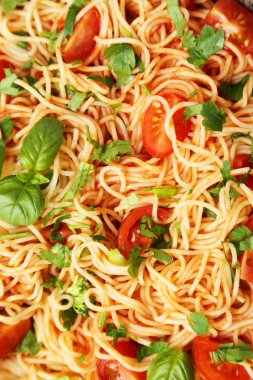 Domates ve fesleğenli spagetti.