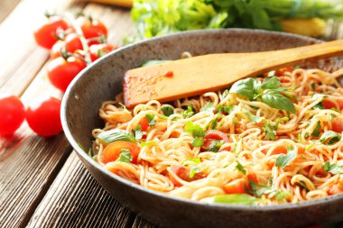 Domates ve fesleğenli spagetti.