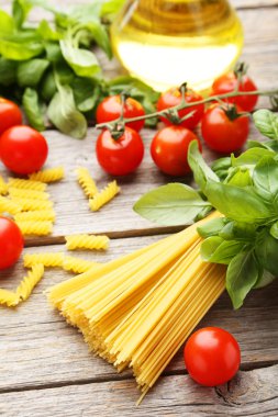 spagetti, fesleğen ve domates