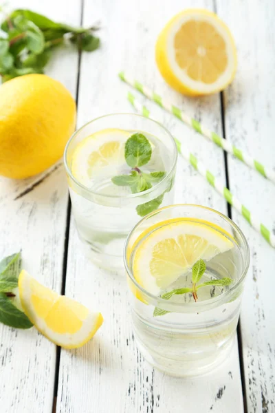 Свіжий лимонад з лимонами — стокове фото