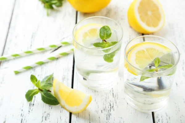 Frische Limonade mit Zitronen — Stockfoto