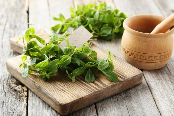 Verse munt aan boord van de keuken — Stockfoto