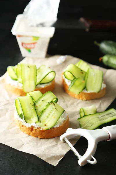 Sabrosa bruschetta fresca con pepinos —  Fotos de Stock